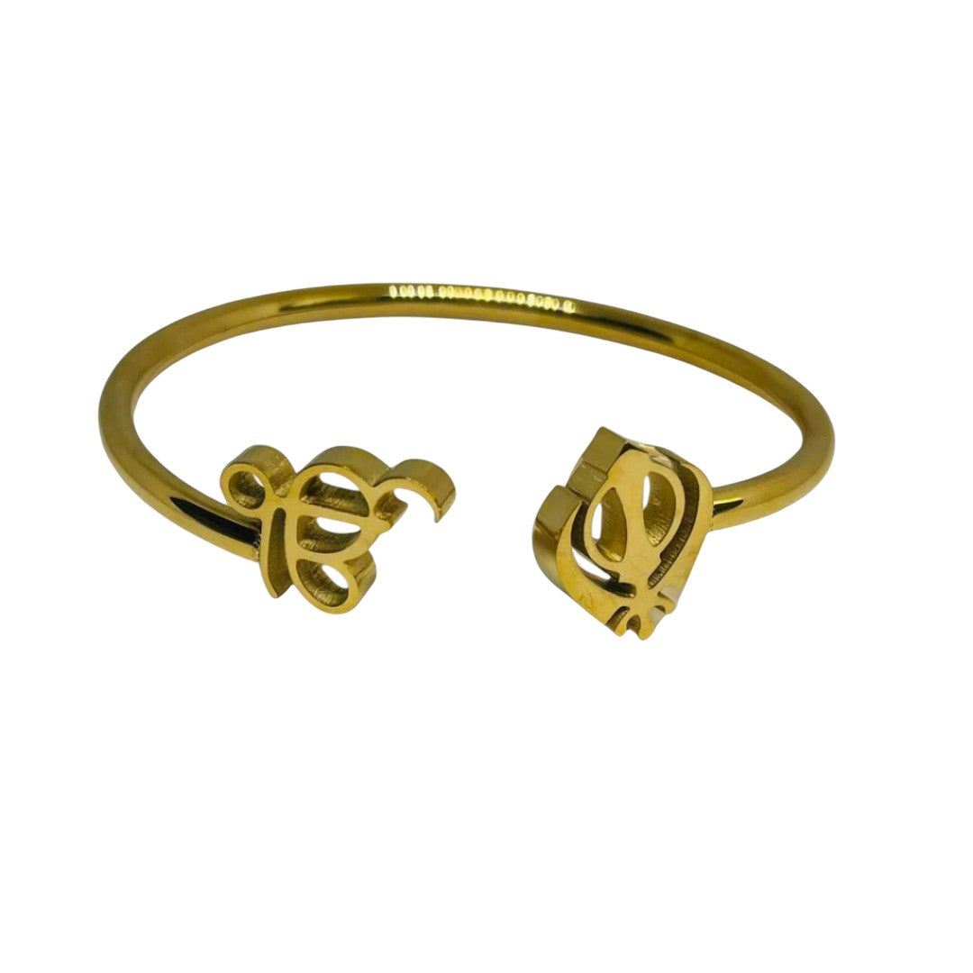 Ek Onkar Gold bracelet with heart-shaped ends on a white background
