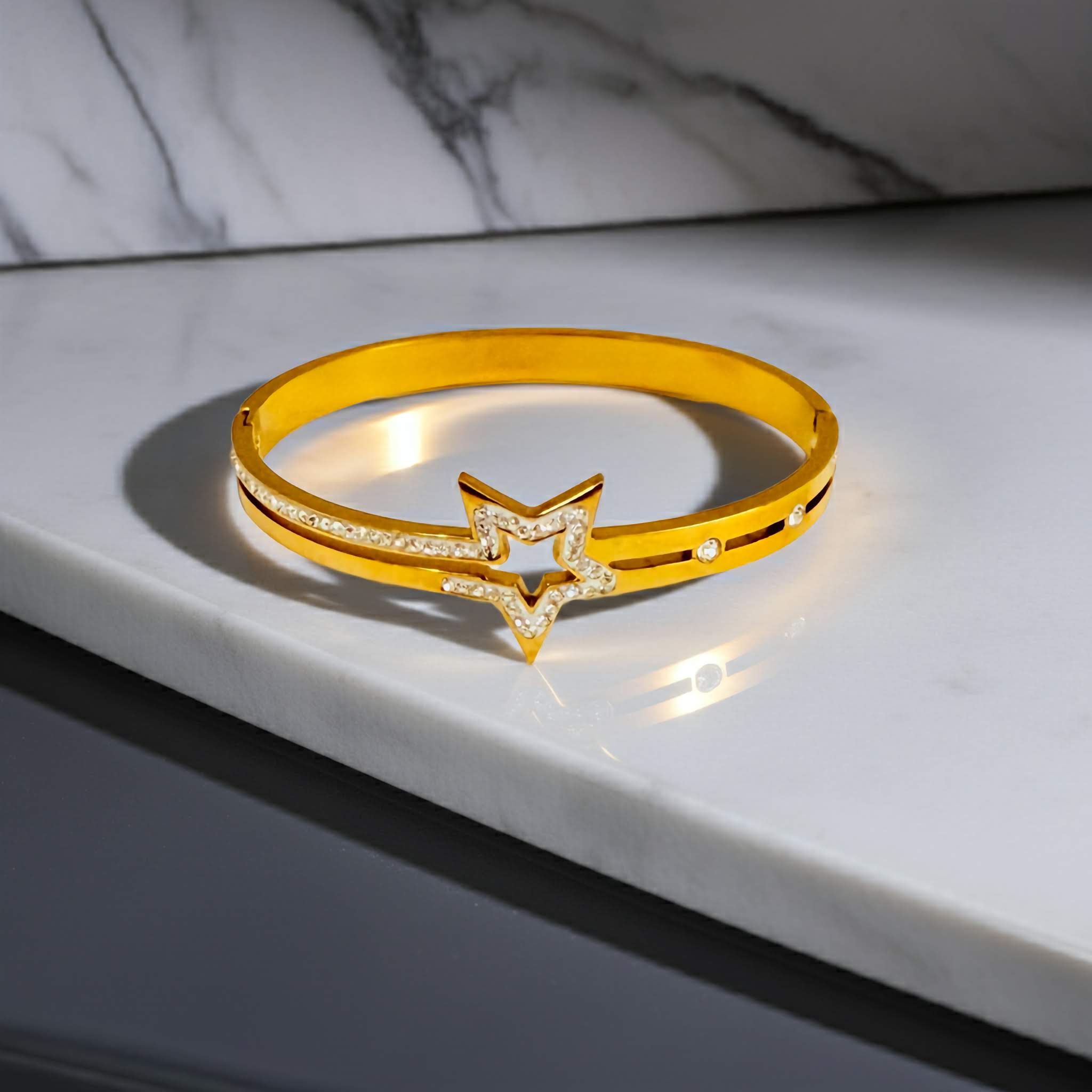 18k Gold bracelet with a clover design on a white surface