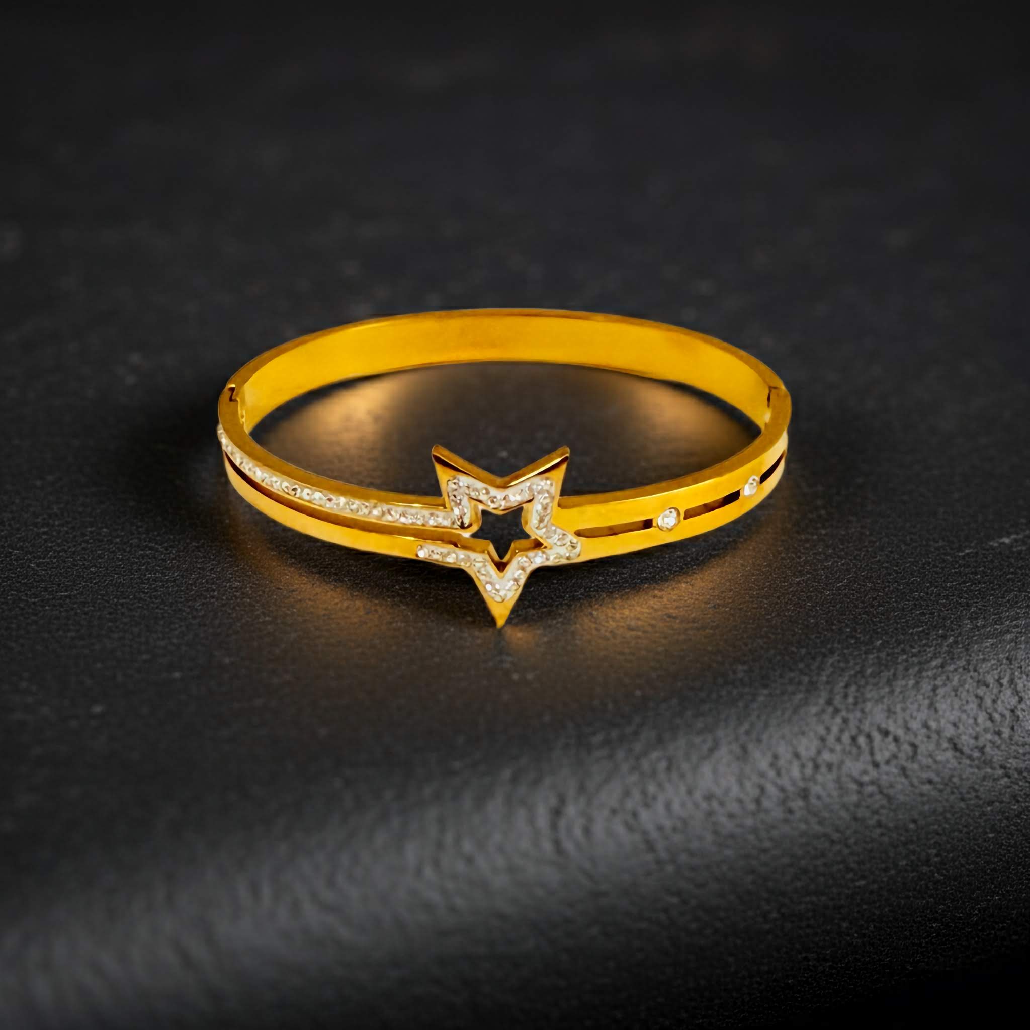 18k Gold bracelet with clover design on a textured black surface