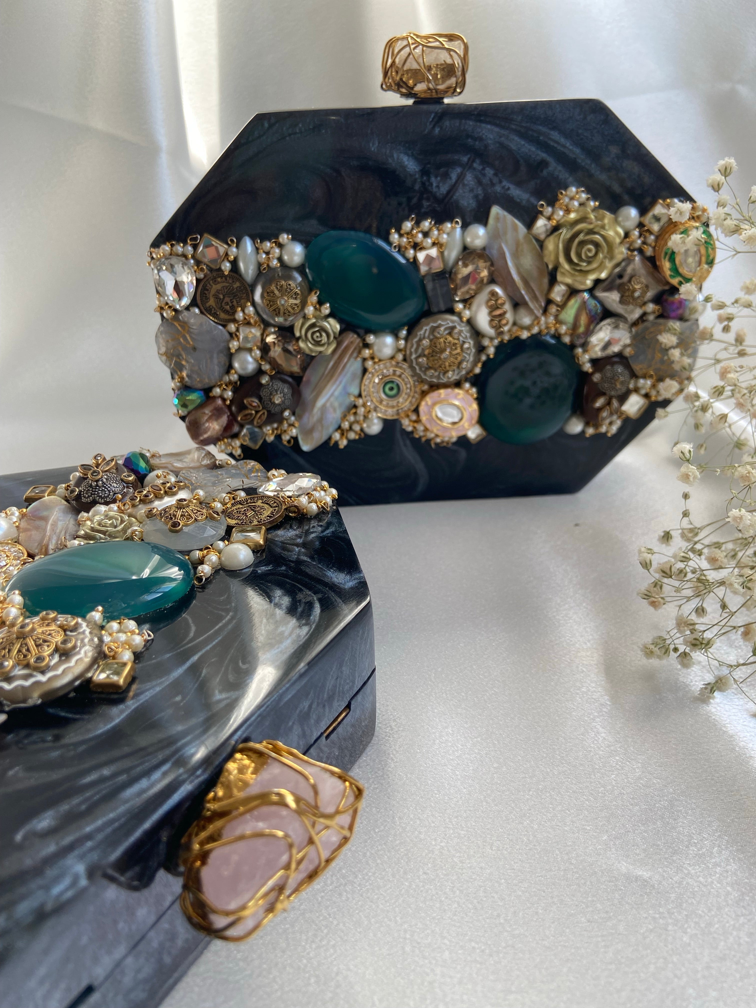 TREASURE Clutch Black