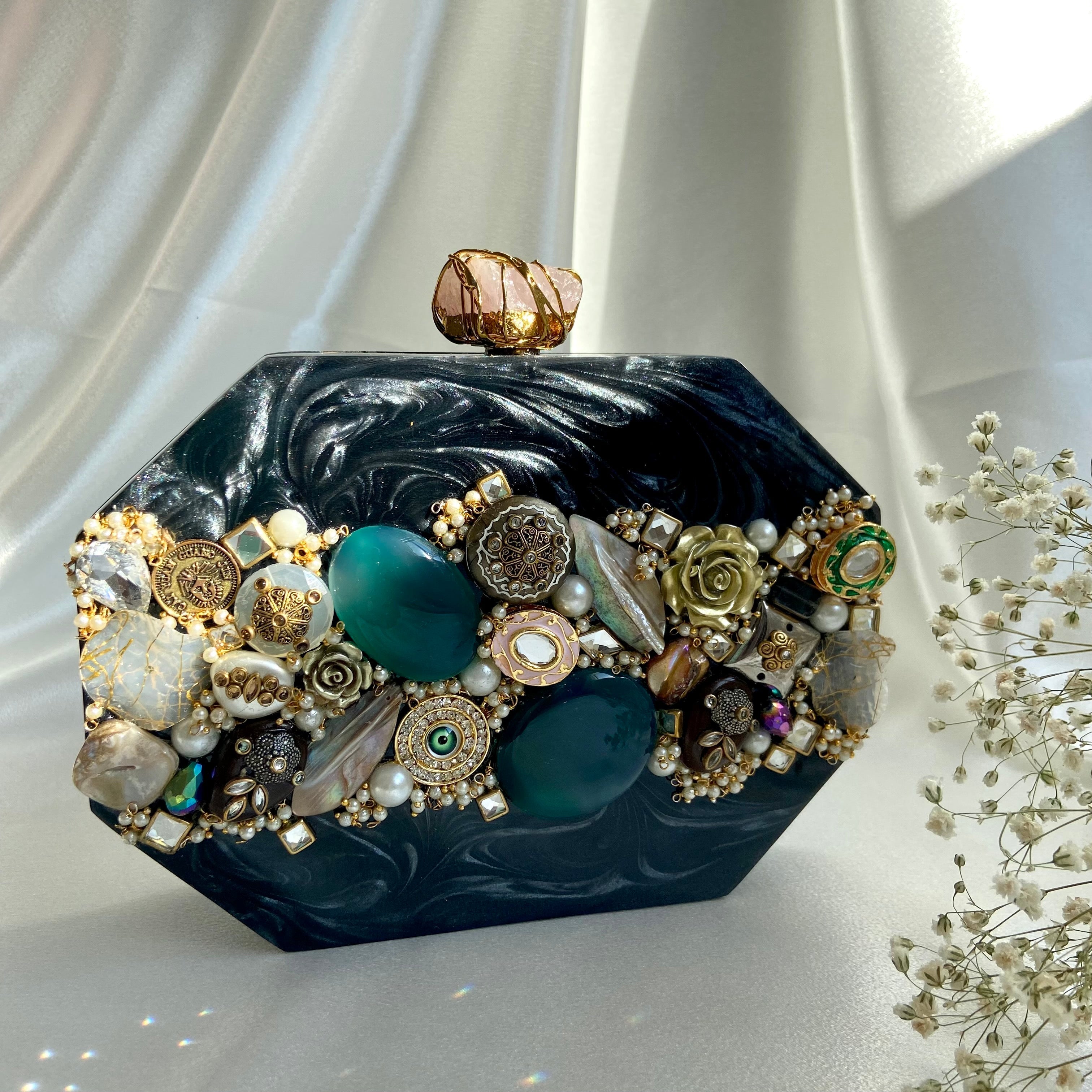 TREASURE Clutch Black