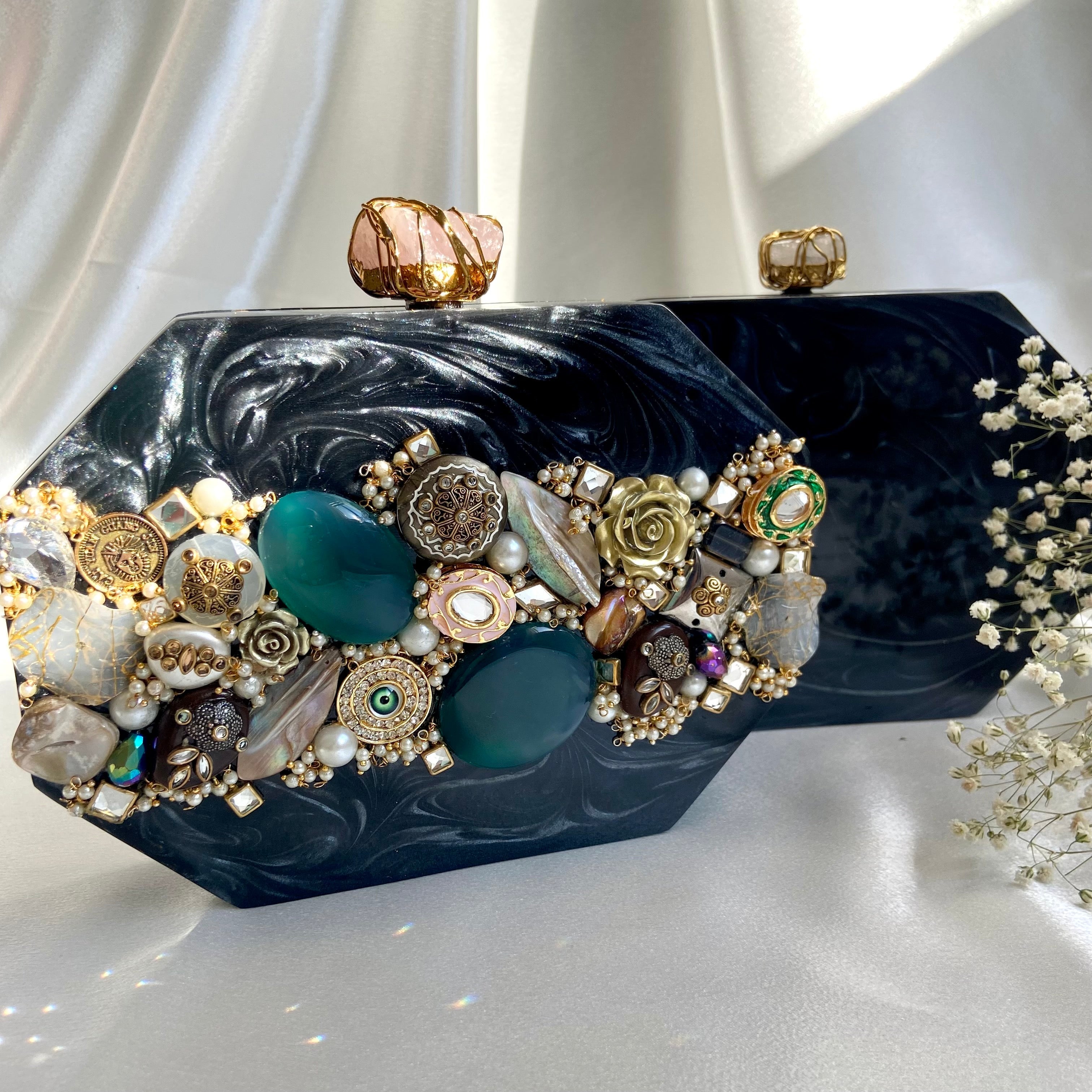 TREASURE Clutch Black