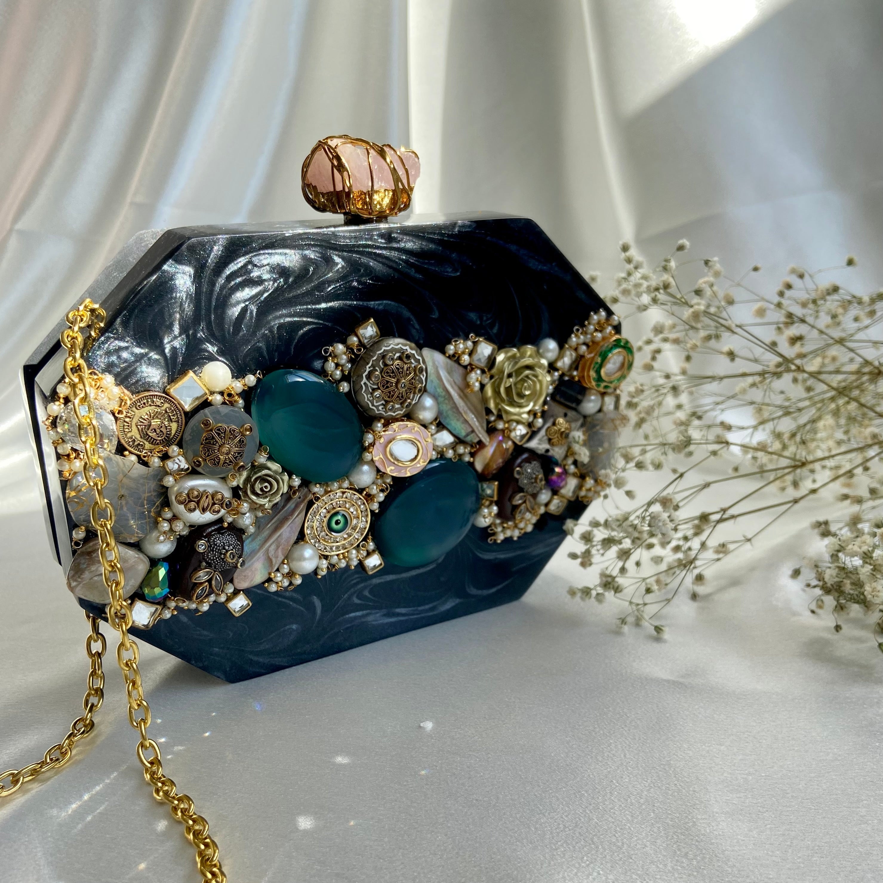 TREASURE Clutch Black