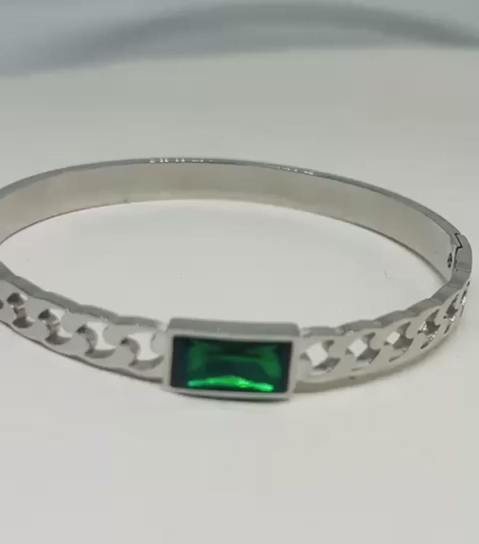 Silver bracelet with an Emerald stone in the centre